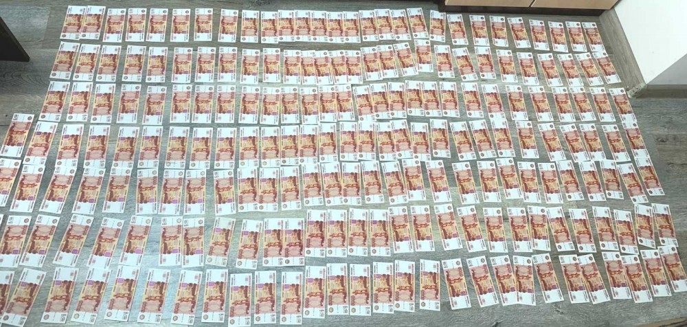 Două milioane de ruble rusești false și o mie de dolari americani falși au fost scoși din circulație. Două persoane au fost reținute